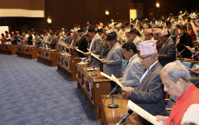 प्रतिनिधिसभाका नवनिर्वाचित सांसदले लिए शपथ